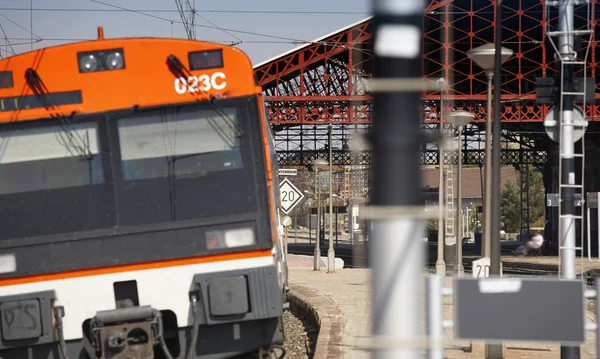 Treno in movimento alla stazione ferroviaria — Foto Stock