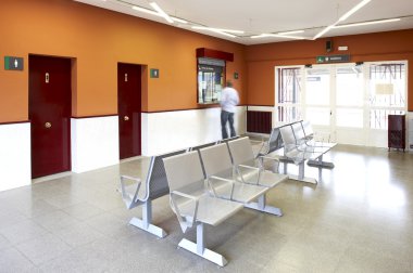 tren istasyonunun bekleme odası