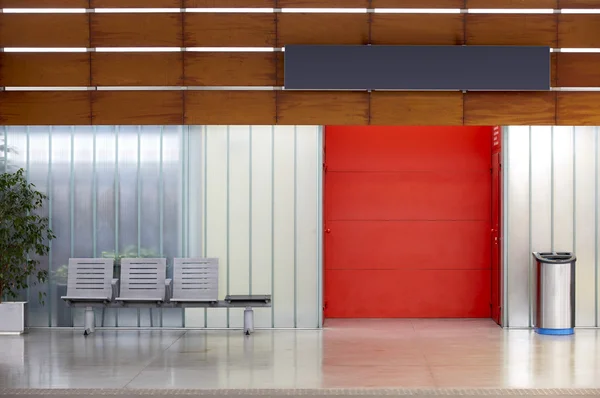 Railway station platform — Stock Photo, Image