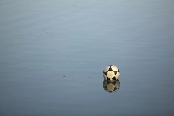 Fotboll på vatten — Stockfoto