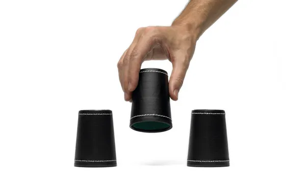 Dice cup med hand — Stockfoto