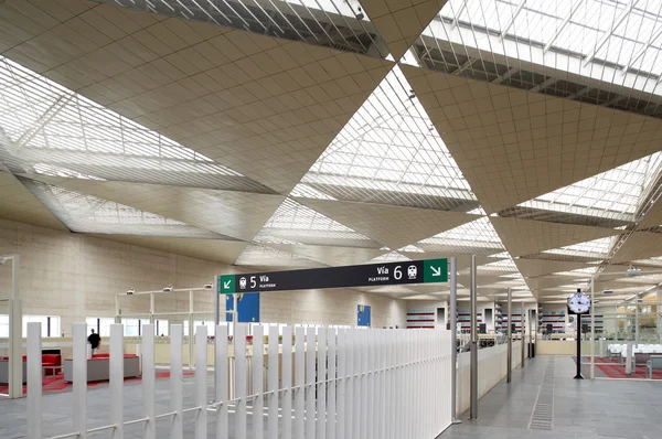 Railway station hall och ombordstigning område. — Stockfoto