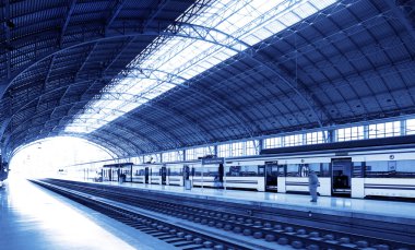 Mavi tonu tren istasyonu