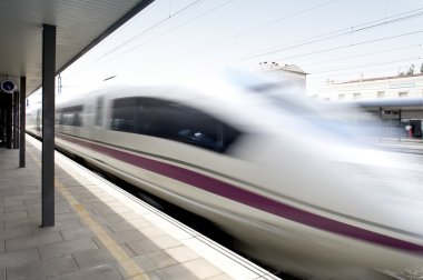 yüksek hızlı tren hareket bir tren istasyonu