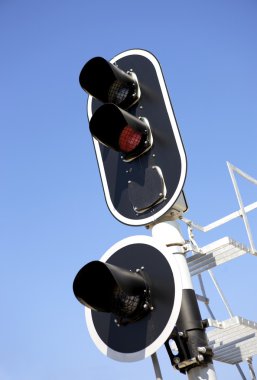Mavi gökyüzü tren trafik ışıkları