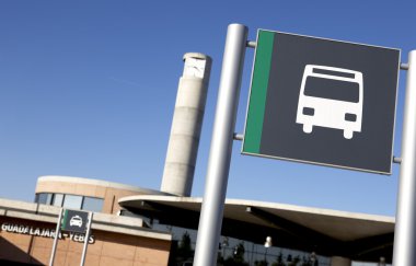 otobüs tabelasını bir tren istasyonu