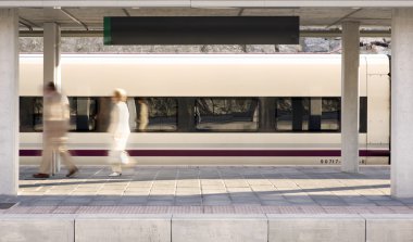 gelen yolcular ile tren istasyonu
