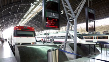 çıkış ve varış alanı ile tren istasyonu