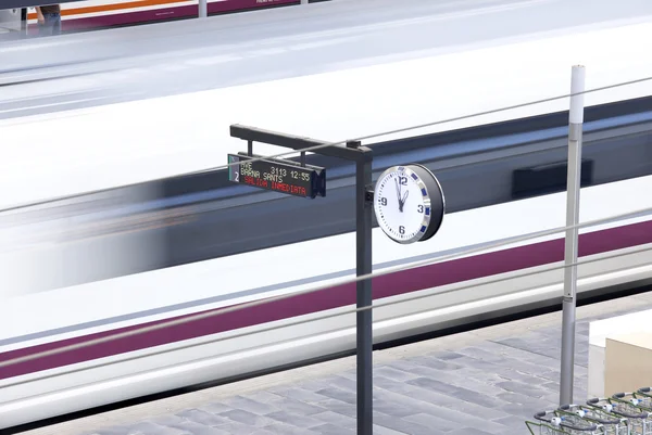 Järnvägsstationen. hög hastighet tåg avgång. — Stockfoto