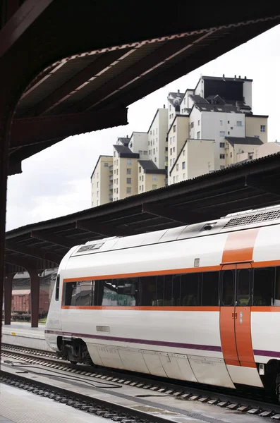 Treno alla stazione ferroviaria — Foto Stock