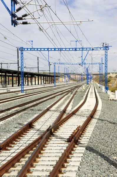 Ferrocarril con postes eléctricos — Foto de Stock