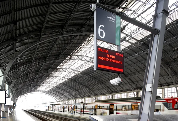 Железнодорожный вокзал с панелью информации — стоковое фото
