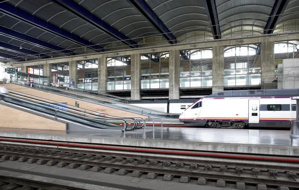 Estación ferroviaria con andenes y tren — Foto de Stock