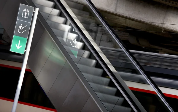 Skylten och rulltrappor i en järnvägsstation — Stockfoto