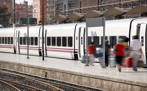 Pasajeros embarcando en una estación de tren — Foto de Stock