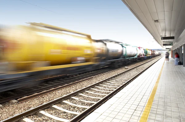 รถไฟขนส่งสินค้าบนสถานีรถไฟ — ภาพถ่ายสต็อก