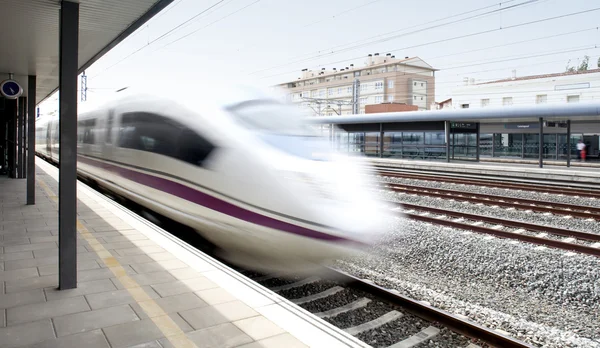 Высокоскоростной поезд в движении на железнодорожной станции — стоковое фото