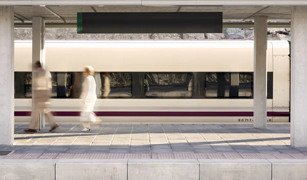 Stazione ferroviaria con passeggeri arrivati — Foto Stock