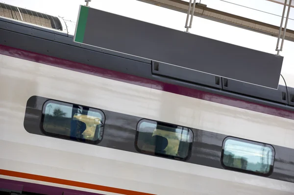 Treno con segnaletica e carro ad alta velocità — Foto Stock