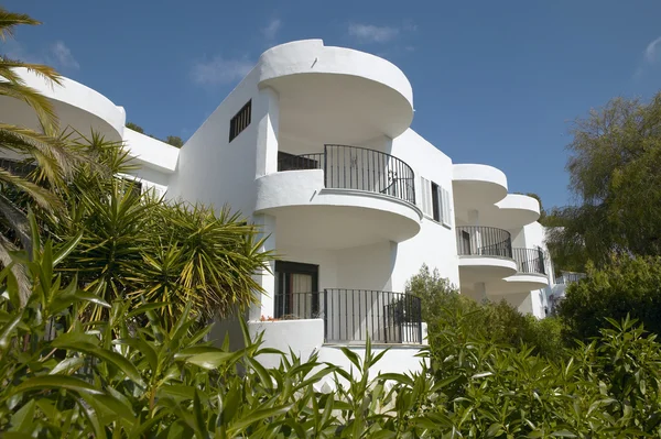 Balconi di Edificio residenziale in luogo mediterraneo . — Foto Stock