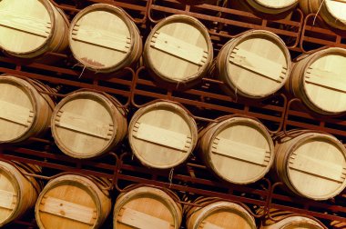 bir yaşlanma mahzenine şarap varil