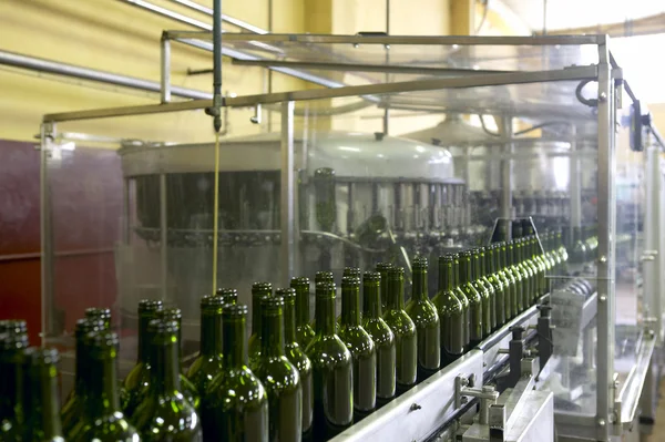 Wijn bottelinstallatie — Stockfoto