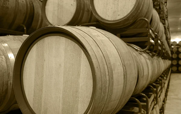 Barriques de vin dans une cave de vieillissement — Photo