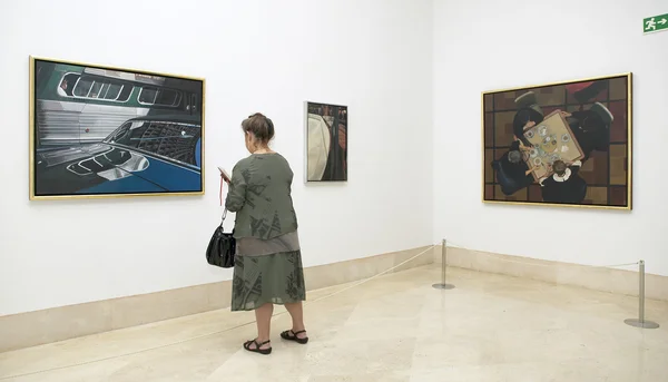 Vrouw binnen een museum — Stockfoto