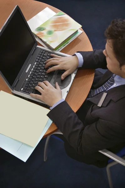 Hands on laptop — Stock Photo, Image