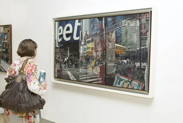 Vrouw binnen een museum — Stockfoto