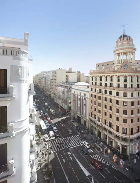 Uitzicht op de gran via straat in madrid — Stockfoto