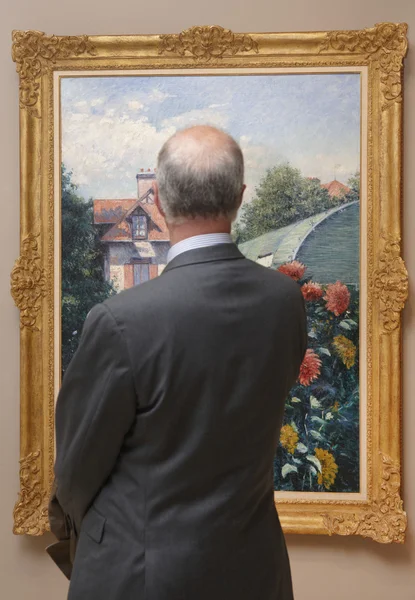 Senior mens binnen een museum — Stockfoto