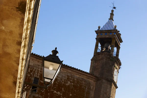 Lampadaire sur l'église San Martin — Photo