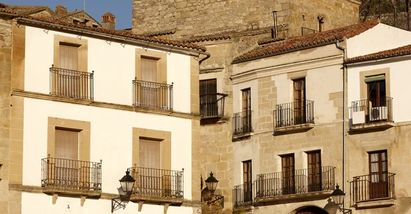 Balkonger på trujillo city Spanien — Stockfoto