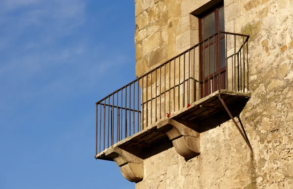 Vecchio balcone a Trujillo — Foto Stock