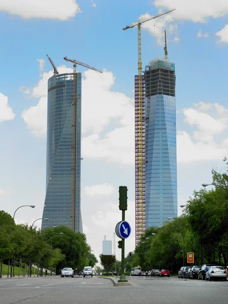 Wolkenkrabbers en bouwplaats in madrid — Stockfoto