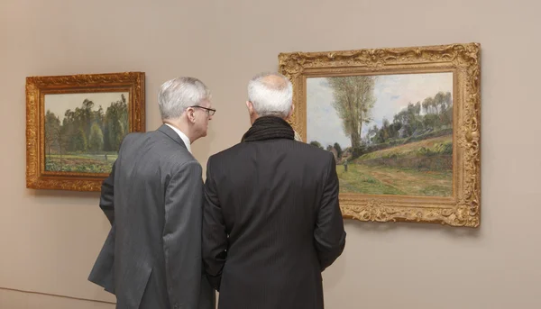 Mannen binnen een museum — Stockfoto