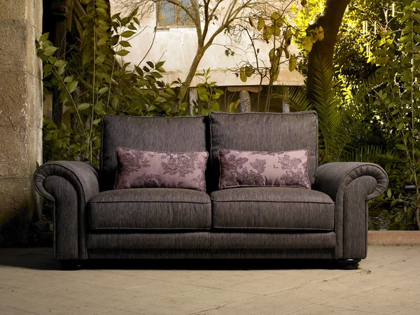 Sofa in einem schönen Innenhof — Stockfoto