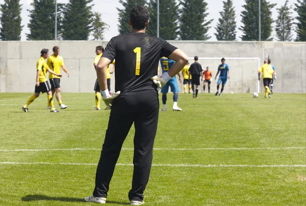 Goleiro e jogadores amadores de futebol — Fotografia de Stock