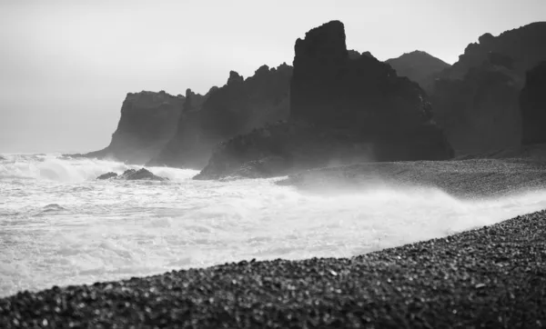 İzlanda. snaefellnes Yarımadası. dritvik. volkanik kayalar ve blac — Stok fotoğraf
