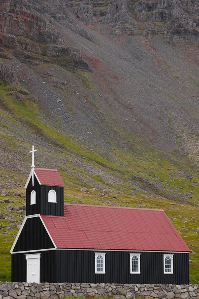 Island. latrabjarg poloostrov. breidavik kostel. — Stock fotografie