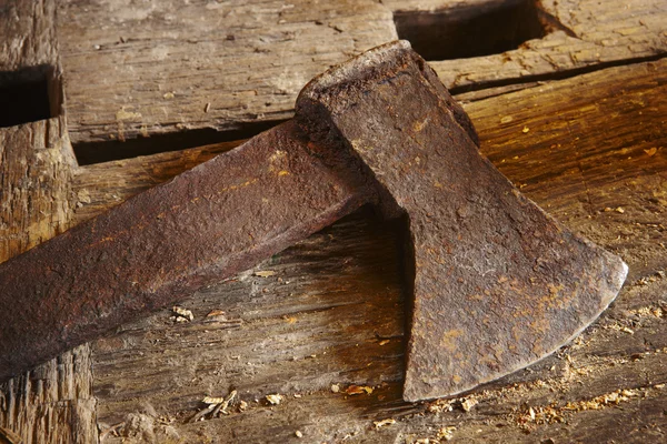 Ferramentas antigas. Machado com pedaços de madeira . — Fotografia de Stock