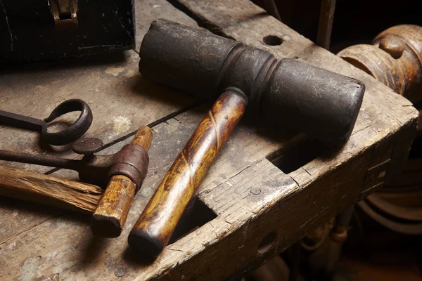 Antike Werkzeuge. Hammer mit Holzstücken. — Stockfoto
