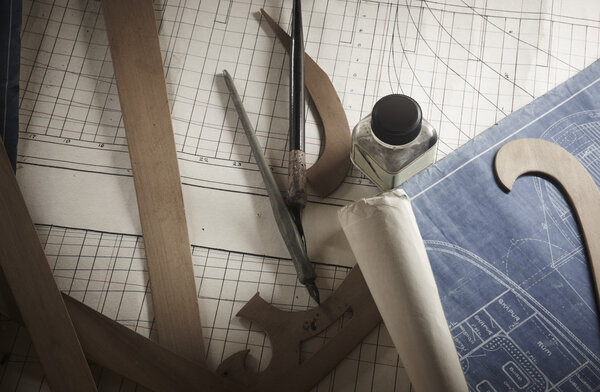 Антикварные инструменты и бумажные планы
.