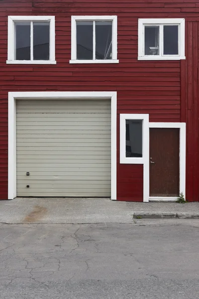 Fachada icelándica tradicional con ventanas y puerta . —  Fotos de Stock