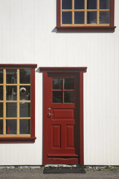 İzlanda. Kırmızı pencere ve kapı ile geleneksel ahşap cephe. — Stok fotoğraf