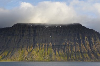 Islande. fjord d'onundarfjordur avec la montagne et du ciel.