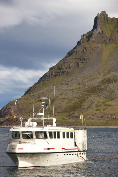 Islanda. Porto di Bolungarvik. Barca da pesca . — Foto Stock