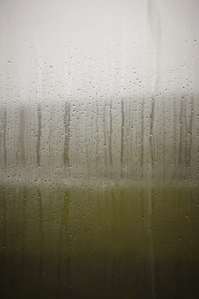 Su damlaları ile buzlu cam. — Stok fotoğraf