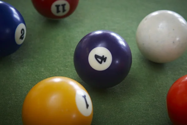 Pelotas de billar sobre una mesa verde . —  Fotos de Stock